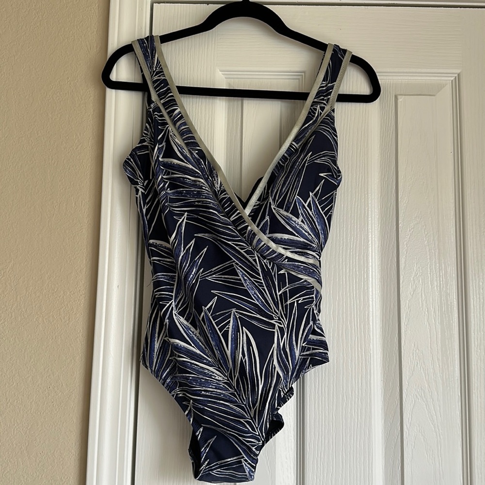 Gottex Woman’s One piece Slimming Swimsuit Size 8